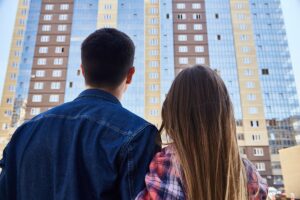 a couple searching for an aparment